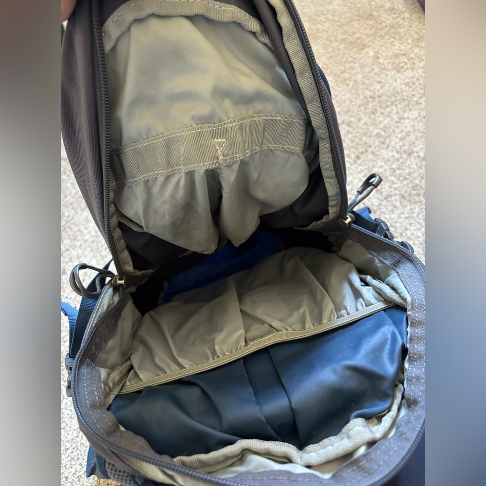 Osprey Daylight 13 L Day Pack Blue and Gray  | outdoors | hiking | camping | - Picture 5 of 6